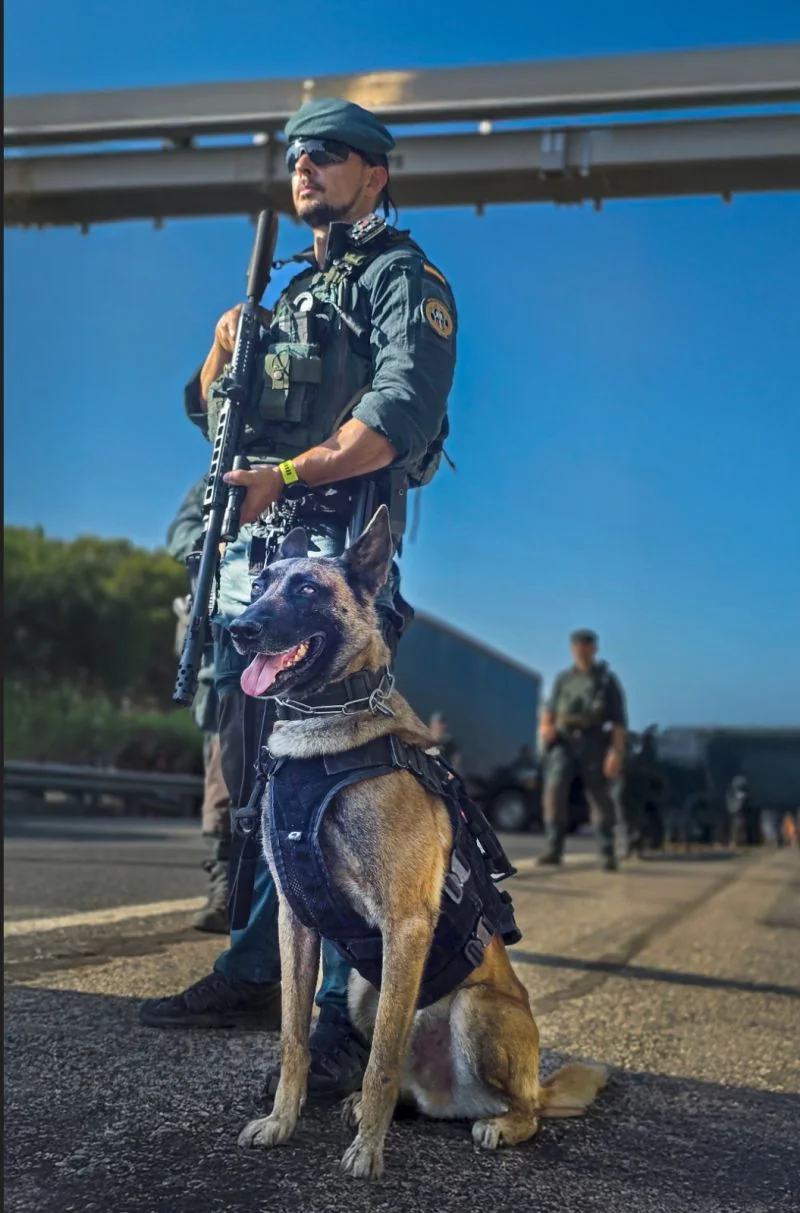 Guía canino de la Guardia Civil con su perro